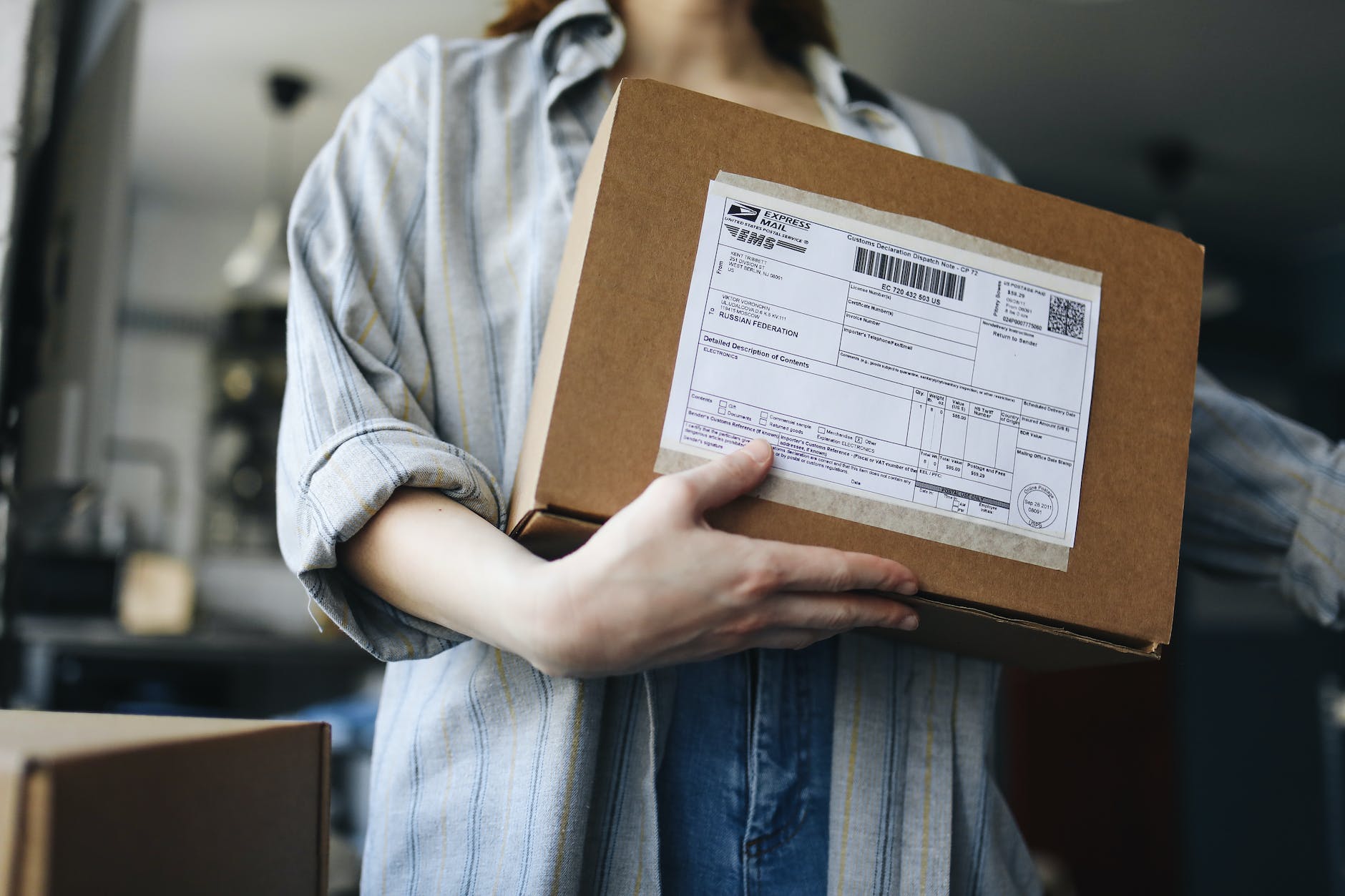 refund and returns policy a person holding a delivery box